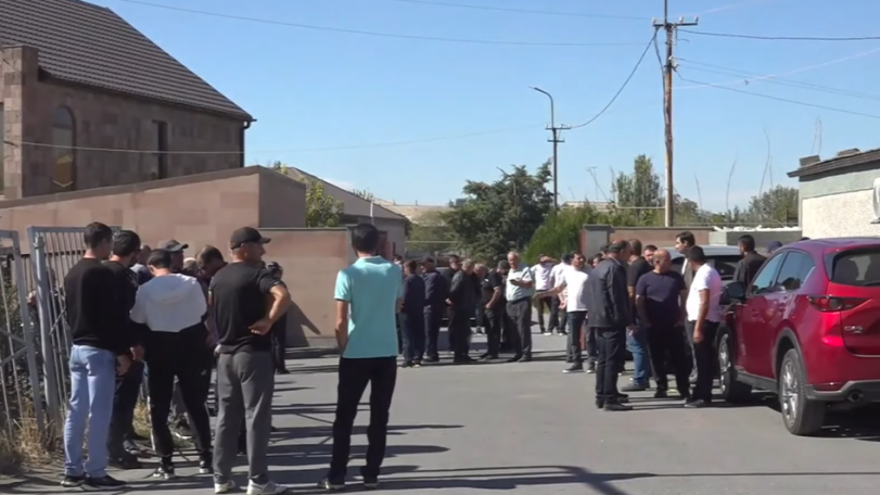 Մերձավանում սպանված Վալոդյա Գրիգորյանի հարազատները բողոքի ակցիա են իրականացնում