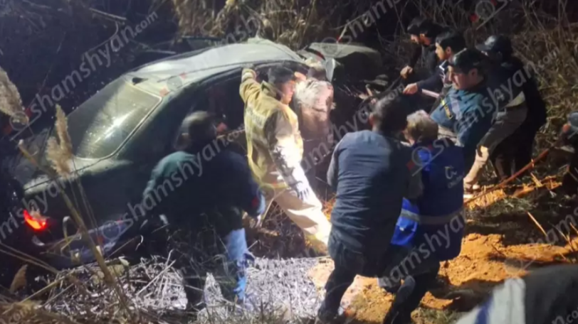 Խոշոր ավտովթարի հետևանքով «Mercedes»-ը հայտնվել է ջրատարում, ջրից դուրս բերված 4 վիրավորներից 2-ը անչափահասներ են