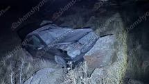 Երևան-Գյումրի ավտոճանապարհին վարորդը «Mercedes»-ով կոտրել է երկաթե արգելապատնեշները, ապա բախվել ապառաժ քարերին