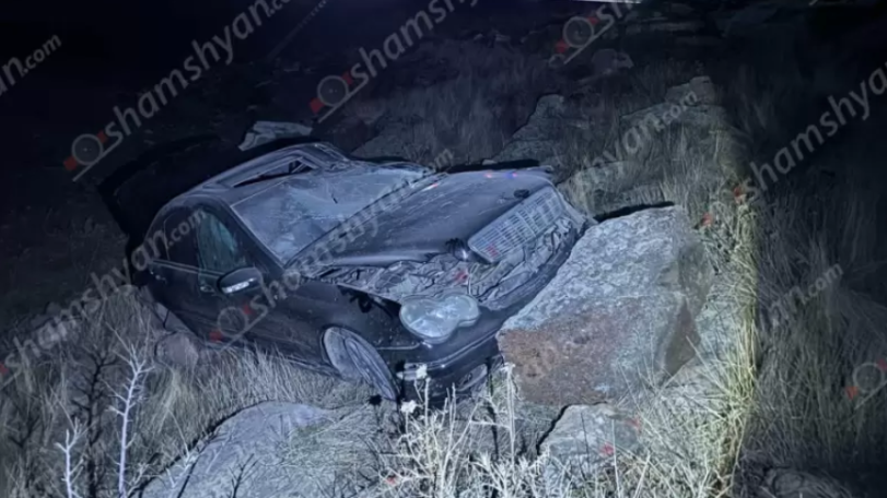 Երևան-Գյումրի ավտոճանապարհին վարորդը «Mercedes»-ով կոտրել է երկաթե արգելապատնեշները, ապա բախվել ապառաժ քարերին