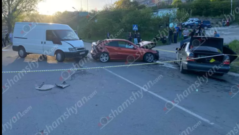 Երեք ավտոմեքենայի մասնակցությամբ խոշոր ավտովթարի հետևանքով կա 11 վիրավոր
