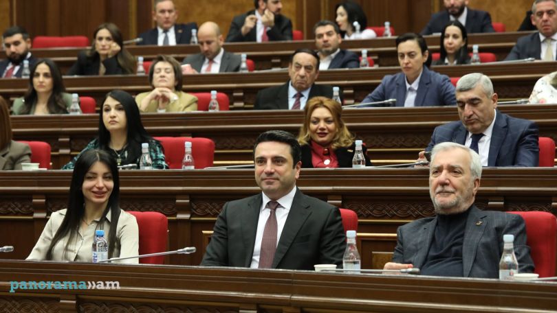 Չեմ հասկանում՝ լոկացիայի խնդի՞ր ենք այստեղ քննարկում. Ալեն Սիմոնյանը՝ Մանուկյանի հարցին ի պատասխան, թե ինչու ԱԺ-ում չի ներկայացվում քննիչ հանձնաժողովի զեկույցը