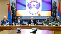 Pashinyan meets with senior military officials