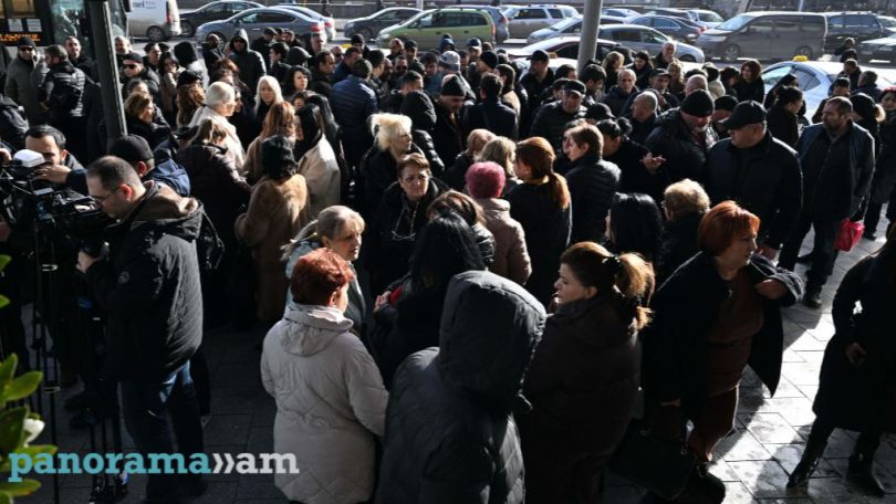 Երկիրը քանդված վիճակում է, այսօր շատ դժվար է մի բան ստեղծելը. Ակցիա են անում «Ռոսիա» մոլի աշխատակիցները