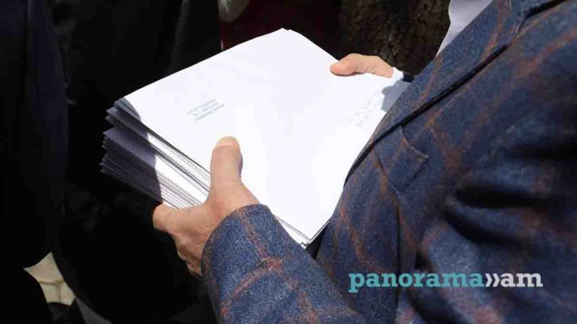 ՈւՂԻՂ. ԱԺ պատգամավորներին հանձնվում են  Փաշինյանին իմպիչմենտ նախաձեռնելու առաջարկով անհատական նամակներ