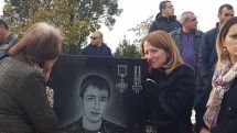 «Կարոտն էր... գնաց, հասավ իր որդուն». Արցախի հերոս Ռոբերտ Աբաջյանի մայրիկի հոգեհանգիստն է