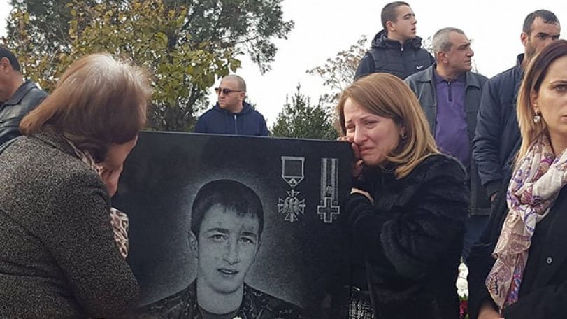«Կարոտն էր... գնաց, հասավ իր որդուն». Արցախի հերոս Ռոբերտ Աբաջյանի մայրիկի հոգեհանգիստն է