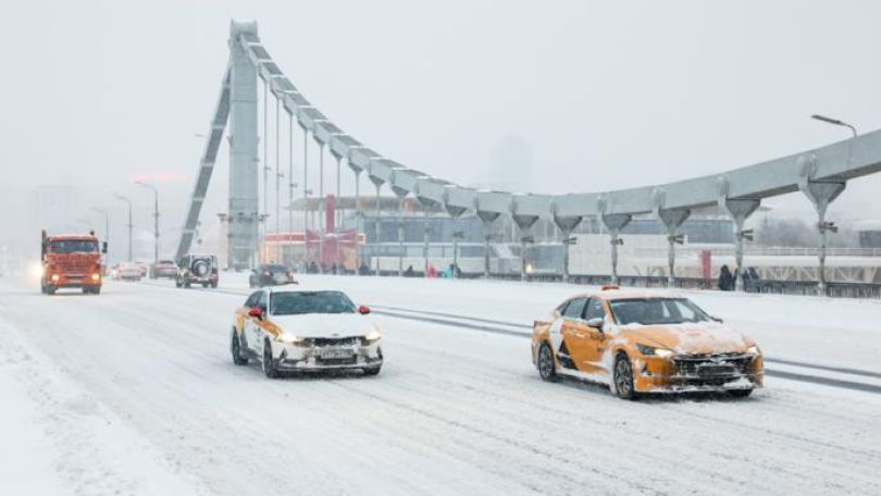 Пассажирам пришлось вручную выталкивать автобус, застрявший в сугробе в Москве
