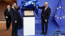 Armenian foreign minister presents gift to CoE head