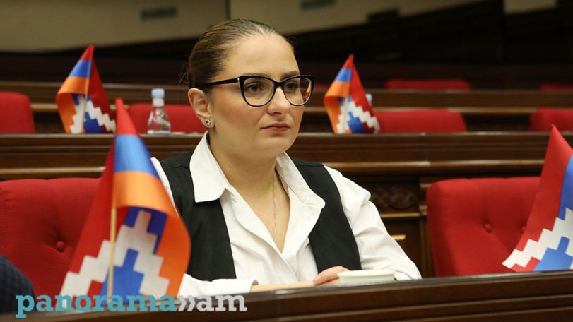 Տեսել ենք՝ համայնքապետի uպանnւթյան մեջ կասկածվողն ակուրատնի, սիրուն բերման է ենթարկվում, տեսել ենք նաև Գյումրու քաղաքապետարանի դռները կոտրելու կադրեր. Վարդանյան