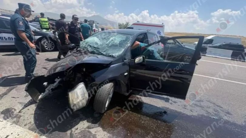 Կոտայքի մարզում «Nissan Tiida»-ն բախվել է կամրջի երկաթբետոնե արգելապատնեշներին․ կան վիրավորներ