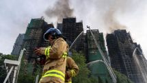 Число жертв пожара в жилом комплексе в Гонконге выросло до 65