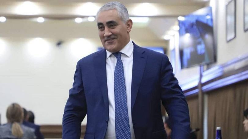 Չախոյանին ծեծած թաղապետը դուրս եկավ քննարկումից ու լուռ գնաց ընդմիջման