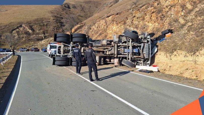 Բերդ-Ճամբարակ ավտոճանապարհին բեռնատարը կողաշրջվել է