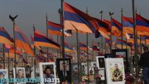 Families of fallen soldiers gather at Yerablur amid Pashinyan's visit