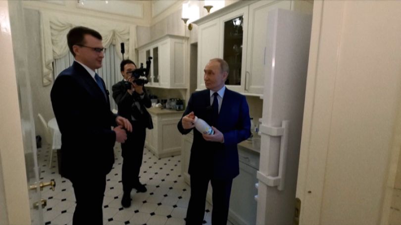 Путин показал, что хранит в холодильнике и на столе в кремлевской квартире