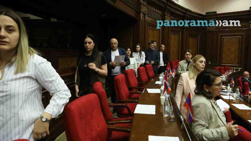 Սեյրան Օհանյանին անձեռնմխելիությունից զրկելու հարցի քննարկմանն ընդդիմադիր պատգամավորները լքեցին նիստերի դահլիճը