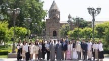 Ամենայն Հայոց Կաթողիկոսն ընդունեց ՀԲԸՄ ծրագրերին մասնակից սփյուռքահայ երիտասարդներին