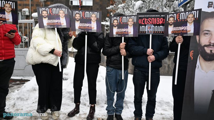 Акция во дворе суда – перед заседанием по делу Нарека Самсоняна и Вазгена Сагателяна