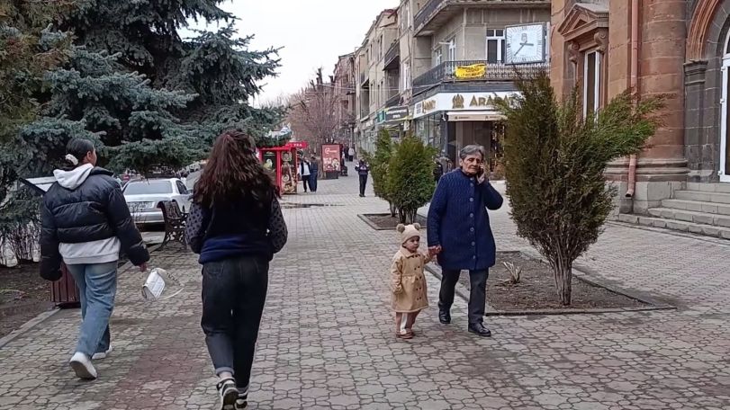 «Քաղաքացին կմեռնի, ո՞նց ապրի, էլ Նիկոլ Փաշինյանին ինչի՞ ընտրենք»․ Հարցում՝ Գյումրիում