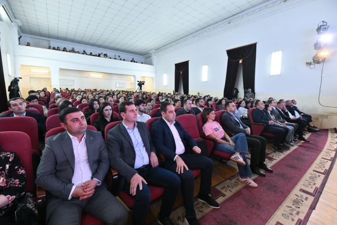 Եվ սա առաջին տիկինն է, էդպես լավ չէ պառկեք. Օգտատերերն արձագանքում են Աննա Հակոբյանի այս նկարին