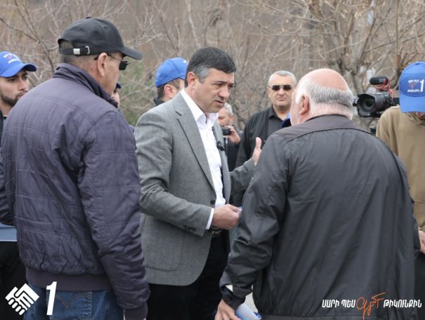 Սարի՛կ, դե հերքի, երեք երեխուդ համար նպաստ ես ստանում.  Գյումրեցու սկանդալային հայտարարությունները