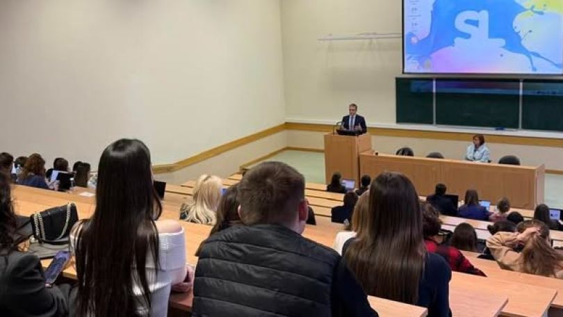 Արման Թաթոյանը դասախոսել է Մոսկվայի Մ.Վ. Լոմոնոսովի անվան համալսարանում