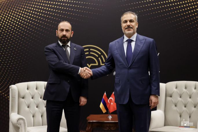Անթալիայում ընթանում է Արարատ Միրզոյանի հանդիպումը Հաքան Ֆիդանի հետ