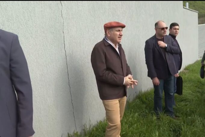 Стена в Киранце, по ту сторону которой Азербайджан, дала трещину