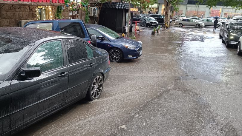 Город в воде: после дождя по улицам Еревана текут реки