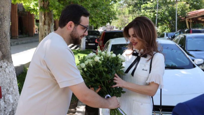 Armenian mayor bids farewell to staff after resignation