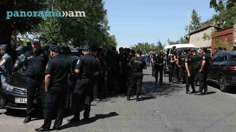 Սամ-վել, Սամ-վել, ազատություն. Բացականչում ու ծափահարում են դատարանի դիմաց