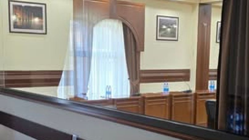 Երևանի ավագանու նիստերին լրագրողները պետք է հետևեն ապակեպատ այս սենյակից