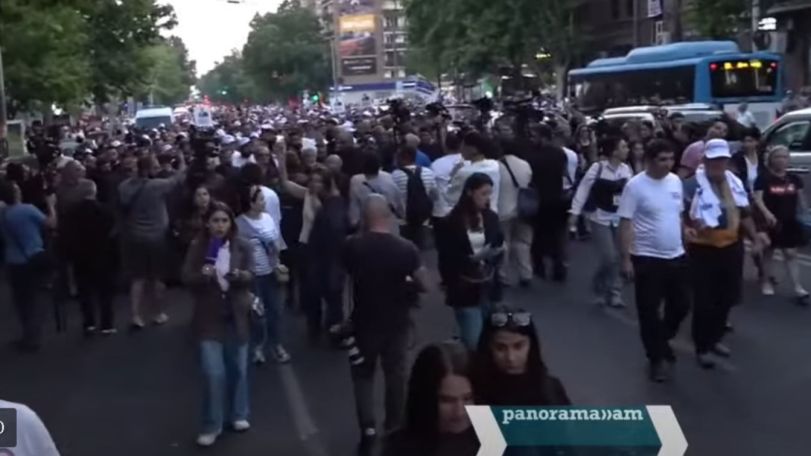 Шествие в поддержку арестованного бизнесмена Самвела Карапетяна возглавляют члены его семьи