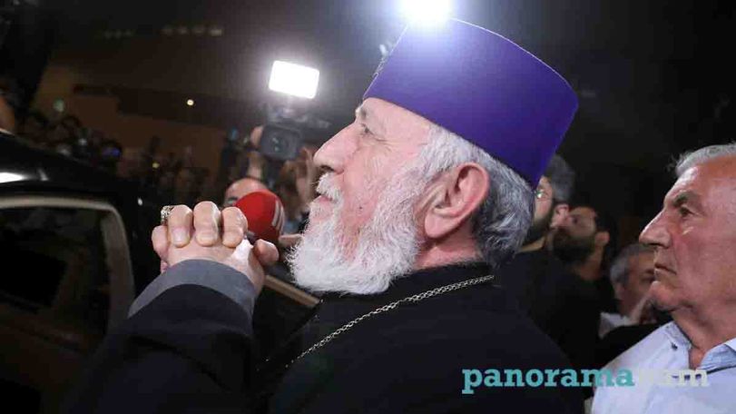 «Զվարթնոց» օդանավակայանում Գարեգին Երկրորդին դիմավորեցին ծափերով և «Վեհափառ» վանկարկումներով