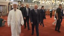 Happy, bareheaded and barefoot: Nikol Pashinyan visits Istanbul's Blue Mosque