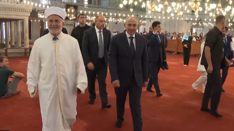 Happy, bareheaded and barefoot: Nikol Pashinyan visits Istanbul's Blue Mosque
