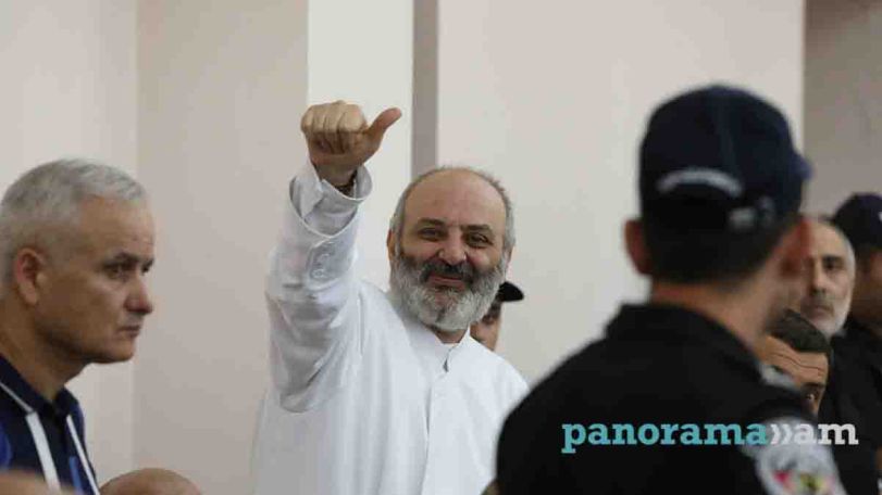 Չամուսնացած, վստահ, զավակներ էլ չունեմ. Բագրատ Սրբազանը՝ դատավորին