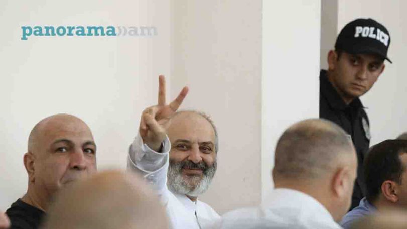 Դատարանի Դահլիճում Բագրատ Սրբազանն աղոթք հնչեցրեց