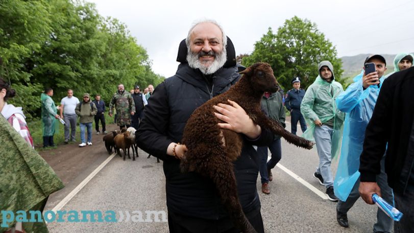 Ես հպարտ եմ, որ գառ գրկող եմ, ոչ թե խոզ խանձող. Բագրատ Սրբազան