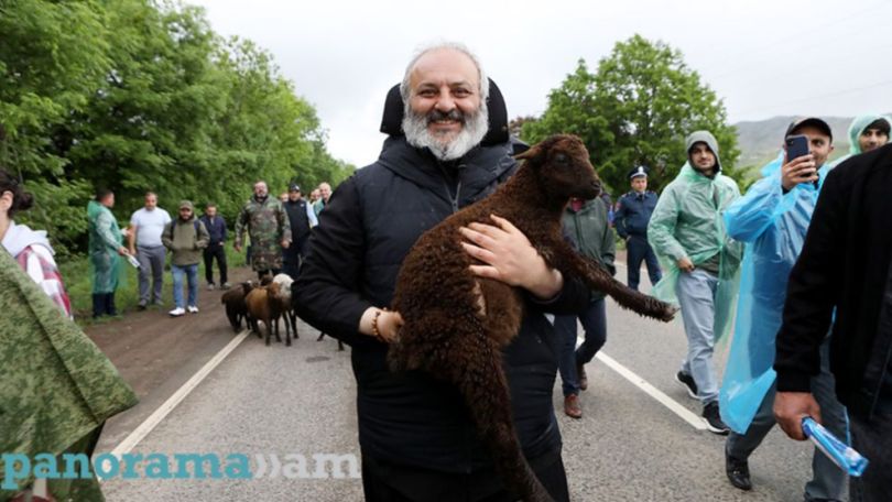 «Դատարկ սեղանի շուրջ, բայց Սրբազան հոր իմաստության ու լավատեսության առատությամբ» ԱԱԾ մեկուսարանում նշվել է Բագրատ Սրբազանի 55-ամյակը