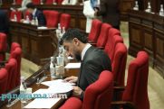 Поссорившийся накануне в Гюмри с журналистами пьяный депутат Вилен Габриелян сегодня в НС молчалив