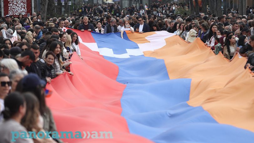 Artsakh Armenians protest outside government, insist on right to return