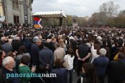 Պետրոս Ղազարյան, ո՞նց է ստացվում, որ այդ նույն կապիտուլյանտը Ստեփանակերտի Վերածննդի հրապարակից բառաչում էր` թե բա Արցախը Հայաստան է և վերջ. Արցախցի վավերագրող