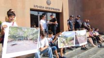 30 տարի է չկարողացան կառուցել, հիմա եկել է «ժողովրդավարական իշխանությունը» և մեծ վտանգ կա. Գայի պողոտա 45 հասցեի բնակիչները քաղաքապետարանի առջև են
