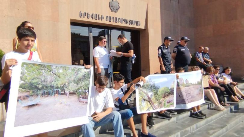 30 տարի է չկարողացան կառուցել, հիմա եկել է «ժողովրդավարական իշխանությունը» և մեծ վտանգ կա. Գայի պողոտա 45 հասցեի բնակիչները քաղաքապետարանի առջև են