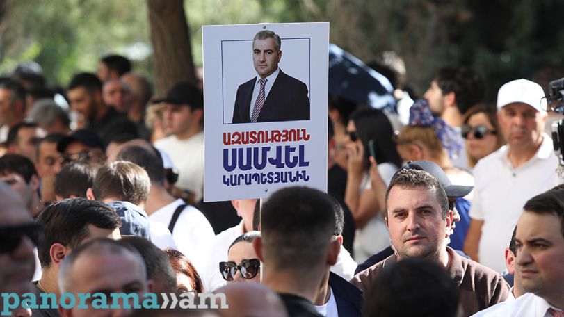 У Антикоррупционного суда в Армении собрались многочисленные люди – в поддержку Самвела Карапетяна