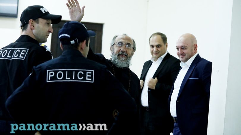 Аплодисменты в зале суда: архиепископ Микаел Аджапахян помещен под домашний арест