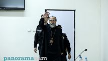 В суде архиепископа Микаела Аджапахяна встретили аплодисментами