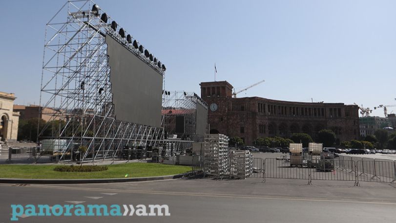 Այդ բեմադրություններից սնվում ու ապրում են բազմաթիվ մանր ու խոշոր երգիչ-կատարողներ, վարողներ. Հայկ Դեմոյան